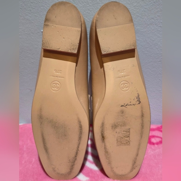 Chanel Women's Tan Loafer With Gold Accent CC Chain, Size 37.5 - Picture 9 of 9